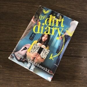 The Dirt Diary by: Anna Staniszewski paperback book